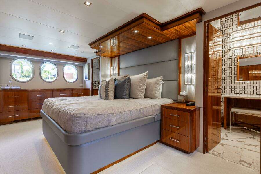 80ft Hatteras Yacht For Sale