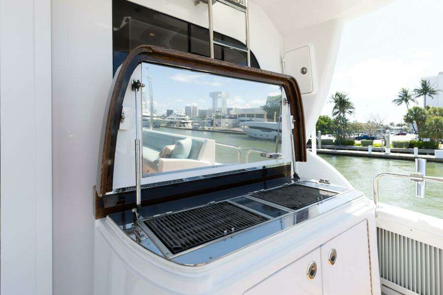 80ft Hatteras Yacht For Sale