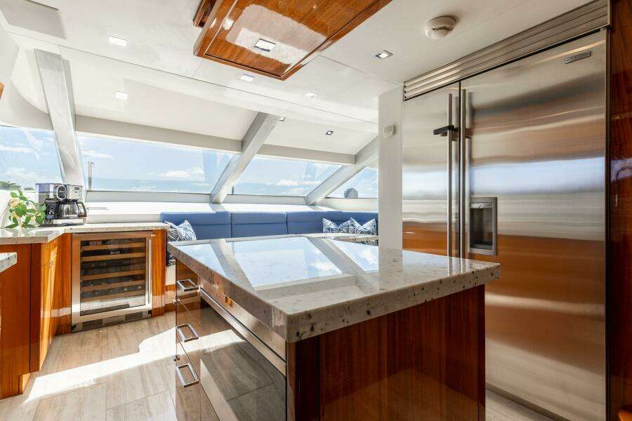 80ft Hatteras Yacht For Sale