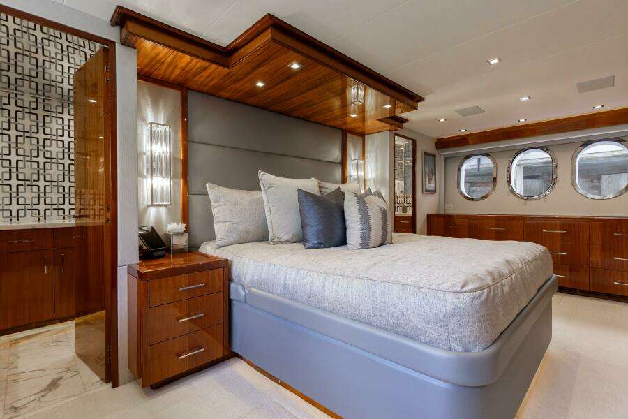 80ft Hatteras Yacht For Sale