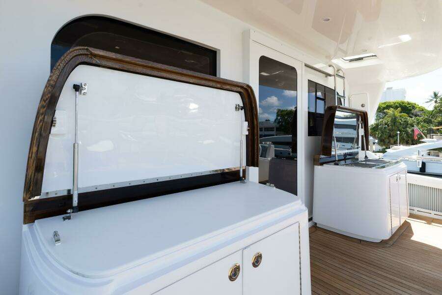 80ft Hatteras Yacht For Sale