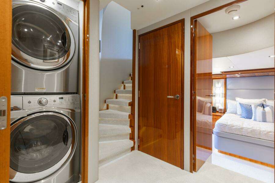 80ft Hatteras Yacht For Sale