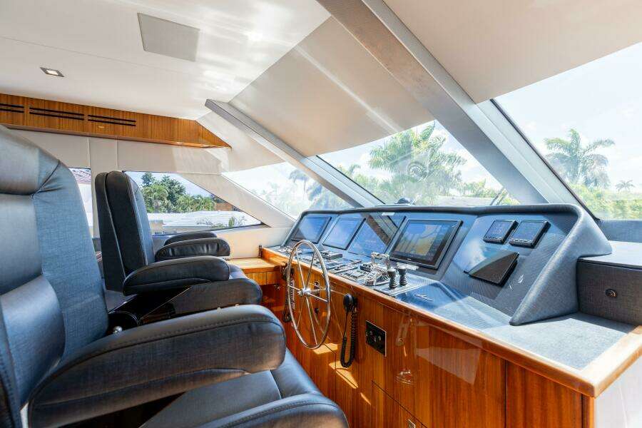 80ft Hatteras Yacht For Sale