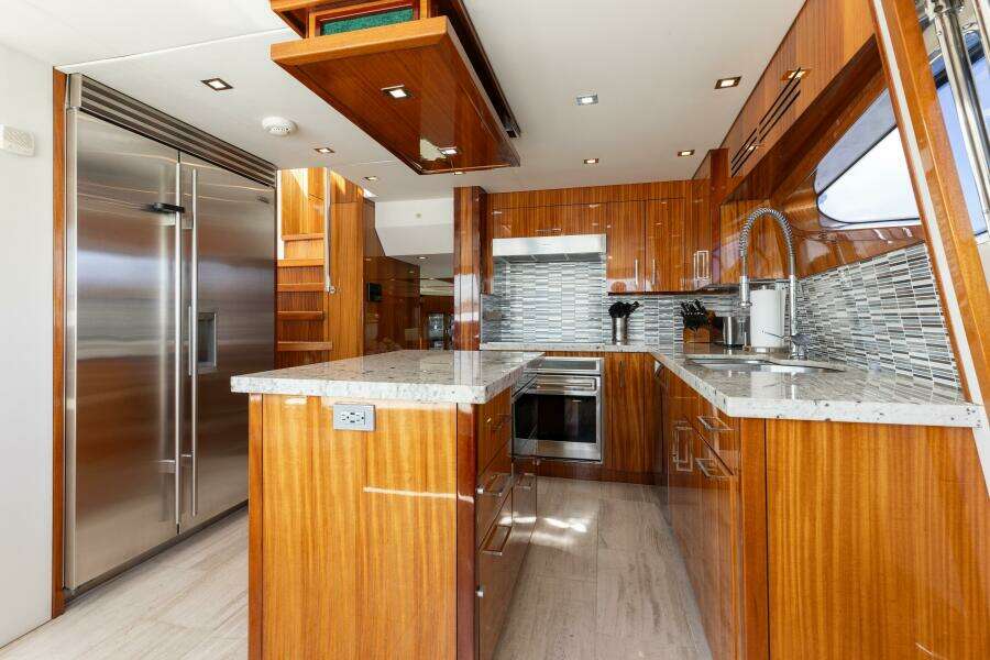 80ft Hatteras Yacht For Sale