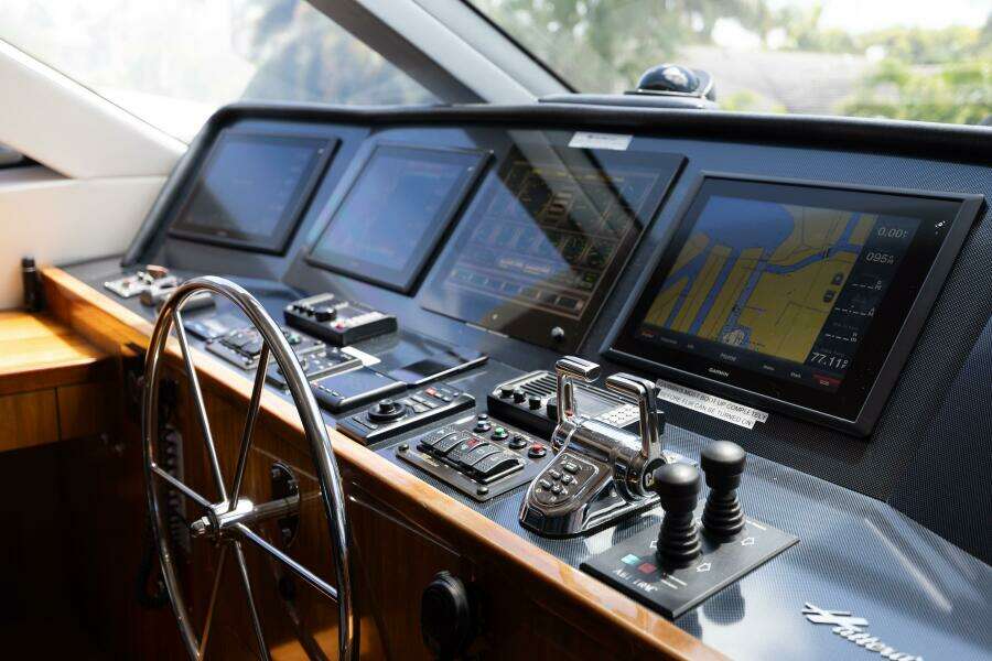 80ft Hatteras Yacht For Sale