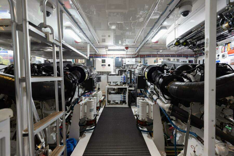 80ft Hatteras Yacht For Sale