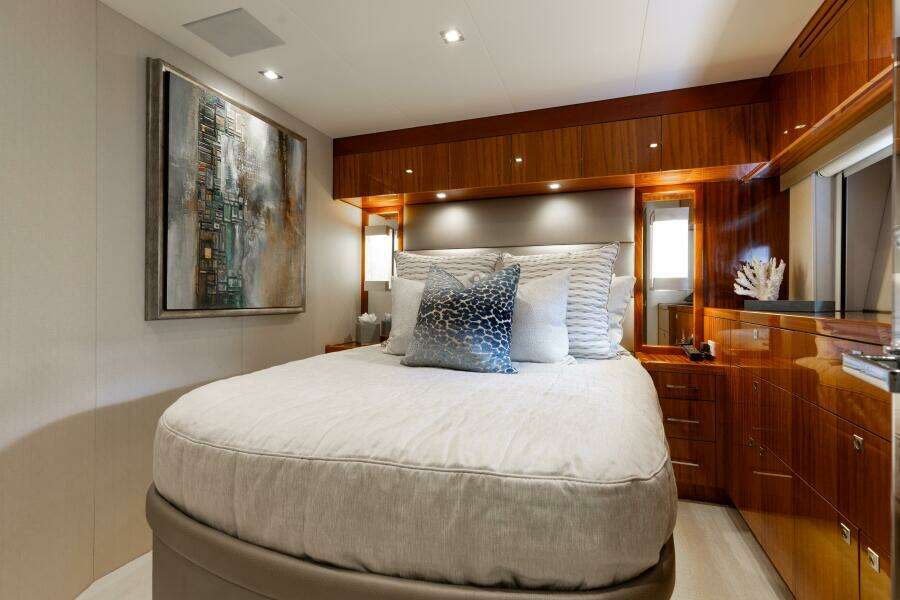 80ft Hatteras Yacht For Sale
