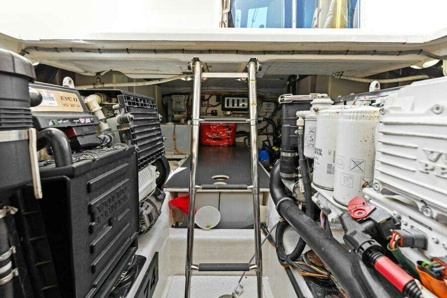 2013 Sabre 38 Salon Express- FIVE O'CLOCK- Engine