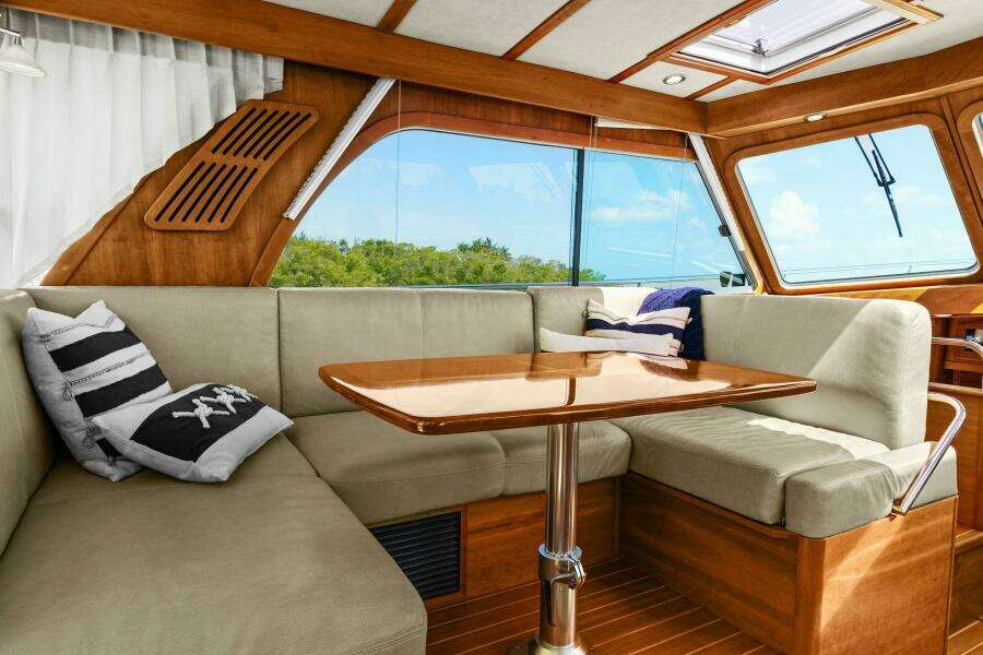 2013 Sabre 38 Salon Express- FIVE O'CLOCK- Dinette