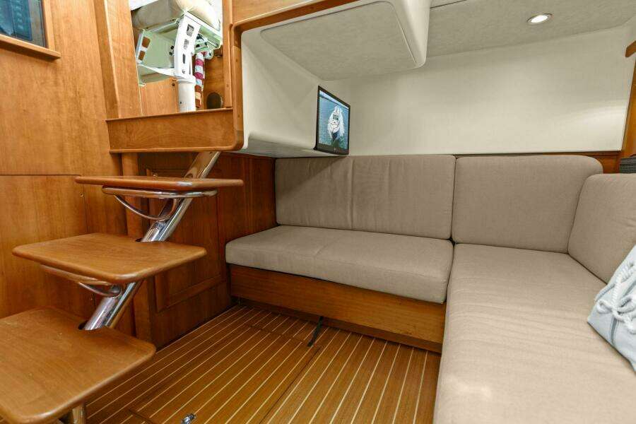 2013 Sabre 38 Salon Express- FIVE O'CLOCK- Salon