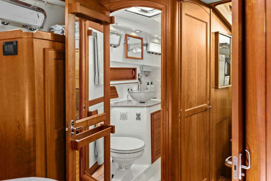 2013 Sabre 38 Salon Express- FIVE O'CLOCK- Master Head