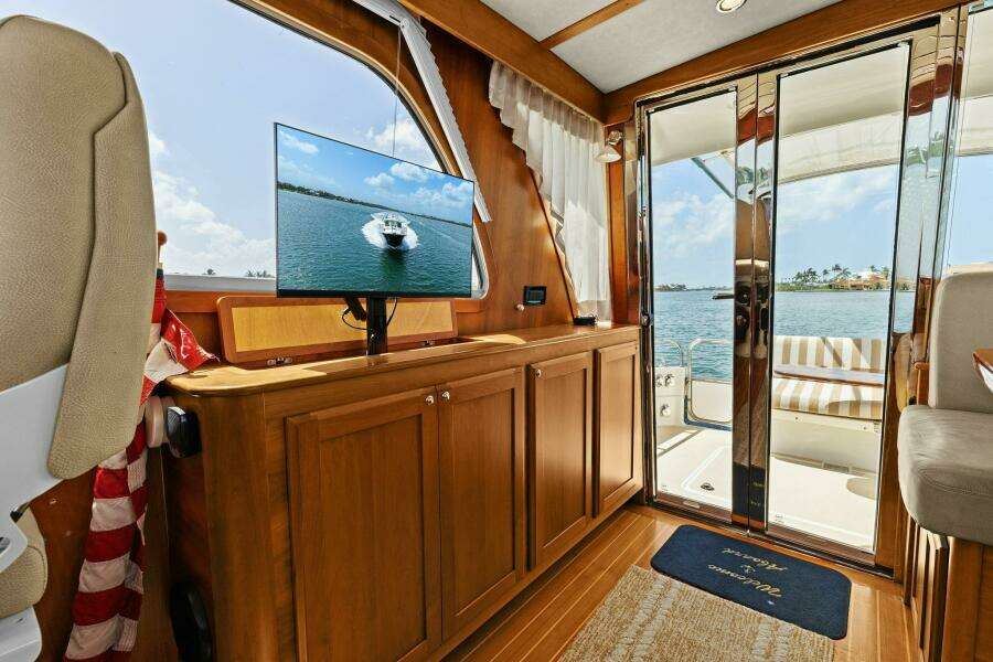 2013 Sabre 38 Salon Express- FIVE O'CLOCK- Salon