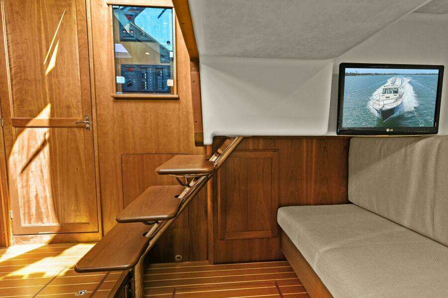 2013 Sabre 38 Salon Express- FIVE O'CLOCK- Salon