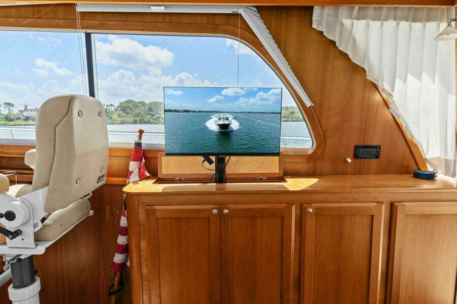 2013 Sabre 38 Salon Express- FIVE O'CLOCK- Helm