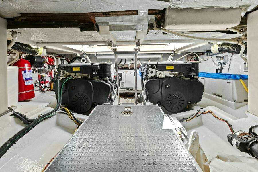 2013 Sabre 38 Salon Express- FIVE O'CLOCK- Engine