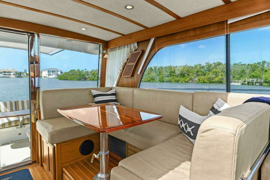 2013 Sabre 38 Salon Express- FIVE O'CLOCK- Dinette