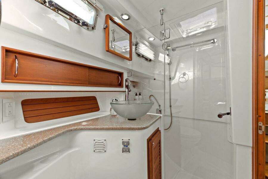 2013 Sabre 38 Salon Express- FIVE O'CLOCK- Master Head