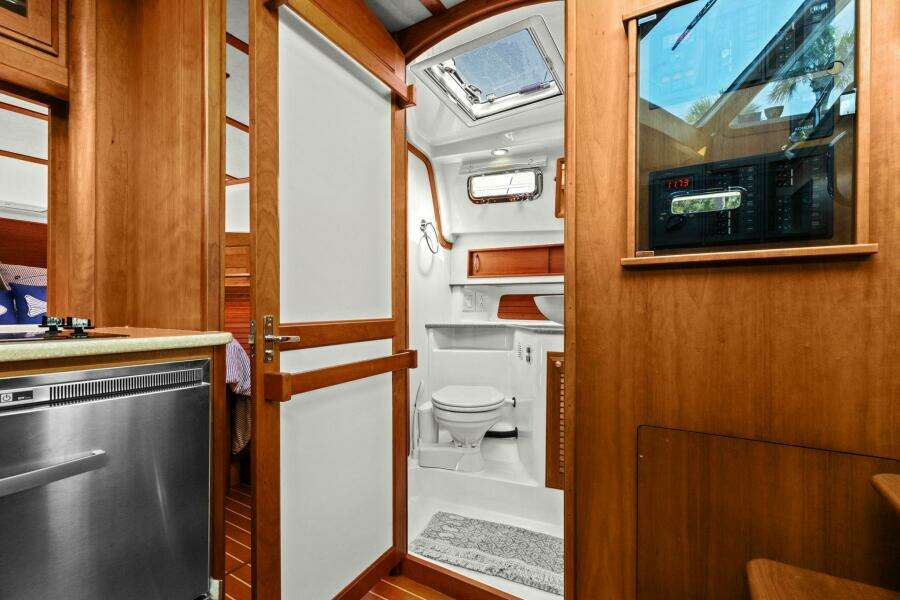 2013 Sabre 38 Salon Express- FIVE O'CLOCK- Master Head