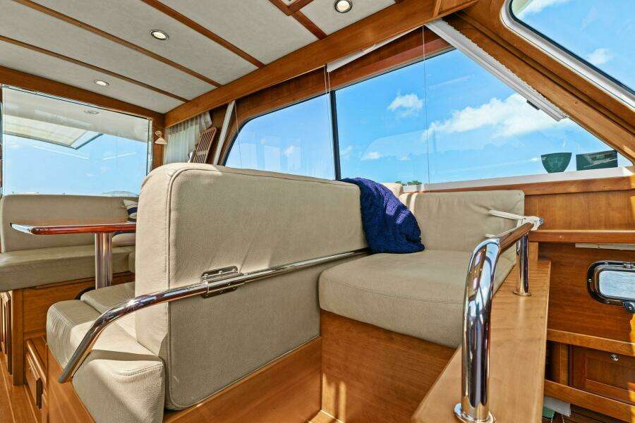 2013 Sabre 38 Salon Express- FIVE O'CLOCK- Salon