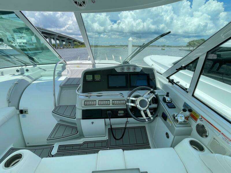 Formula 45 Yacht BenThere- Helm
