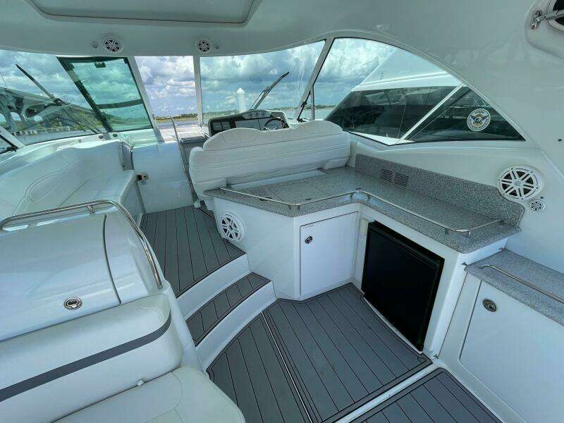 Formula 45 Yacht BenThere- Cockpit Entertainment