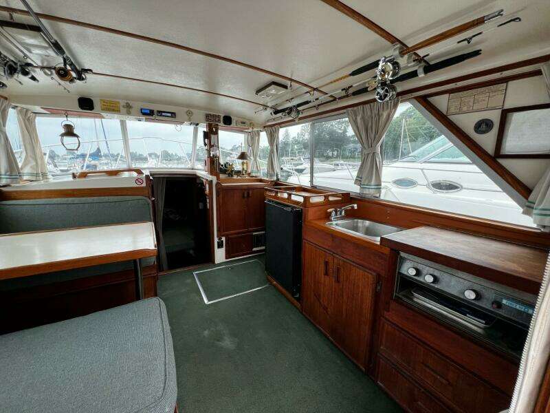 Leslie Ann 35ft Henriques Yacht For Sale