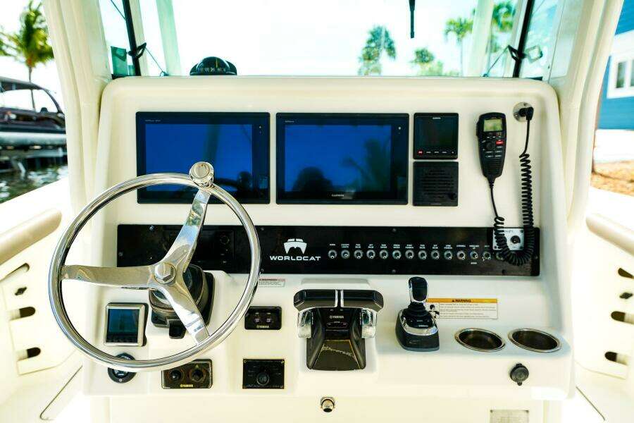 COMPLETE LUNASEA 32ft World Cat Yacht For Sale