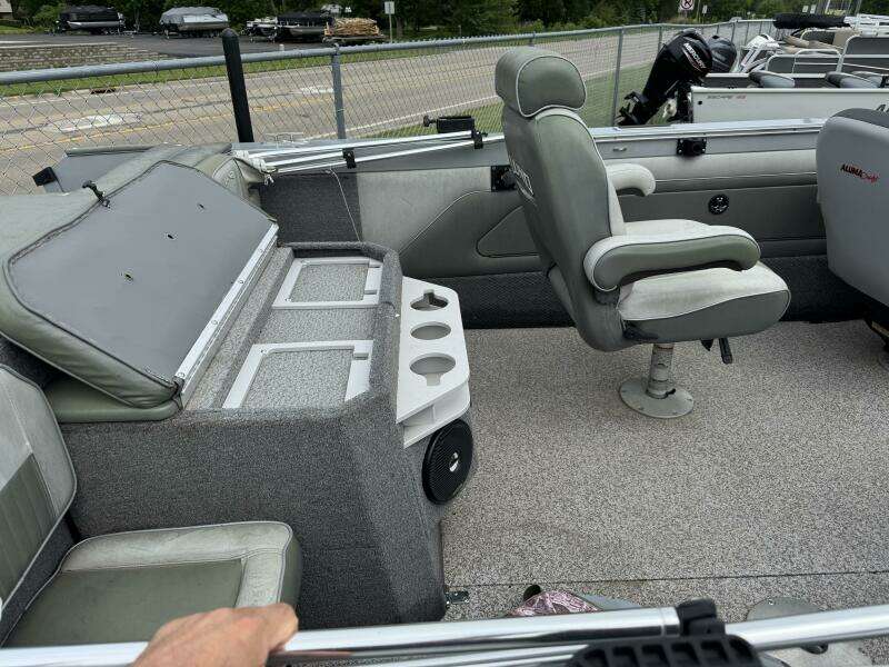 22ft Lund Yacht For Sale
