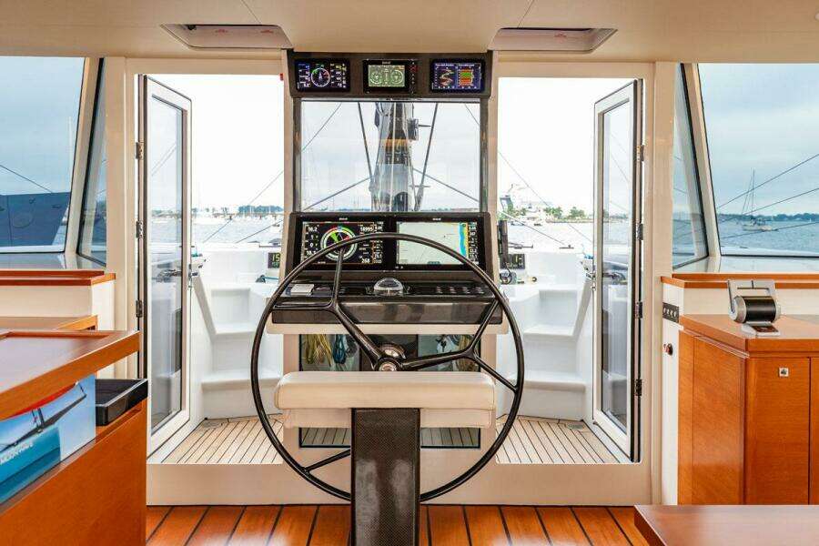 Helm Pedestal