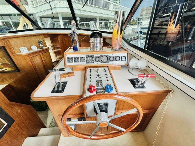 LIQUID ASSET 38ft Carver Yacht For Sale