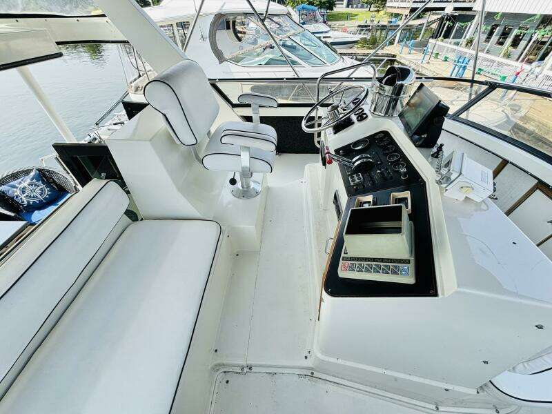 LIQUID ASSET 38ft Carver Yacht For Sale