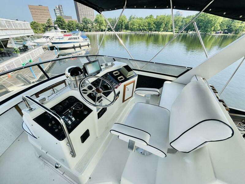 LIQUID ASSET 38ft Carver Yacht For Sale