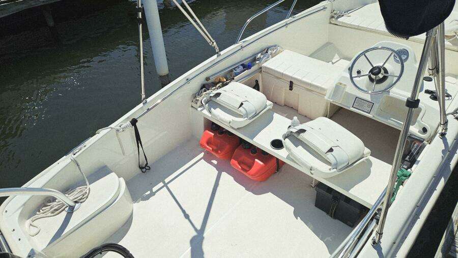 17ft Boston Whaler Yacht For Sale