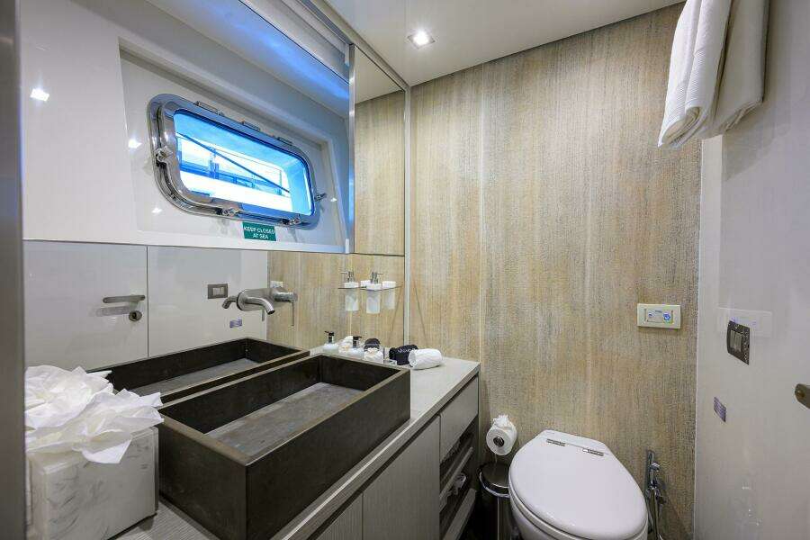 Forward Starboard Guest Ensuite