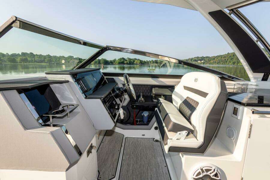 33ft Cobalt Yacht For Sale