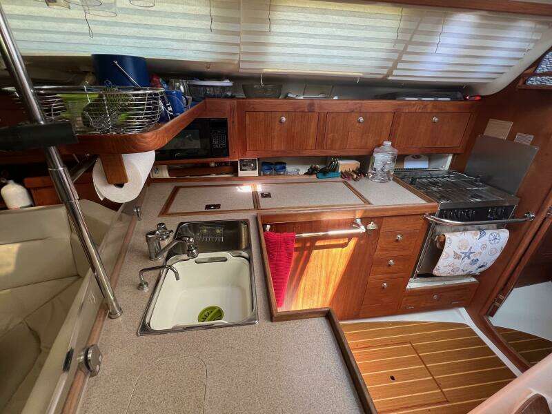 Pursuit 38ft Hunter Yacht For Sale