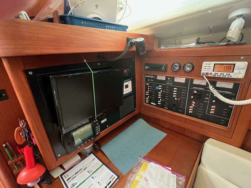 Pursuit 38ft Hunter Yacht For Sale