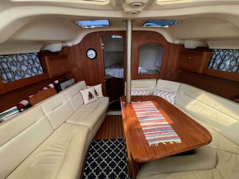 Pursuit 38ft Hunter Yacht For Sale