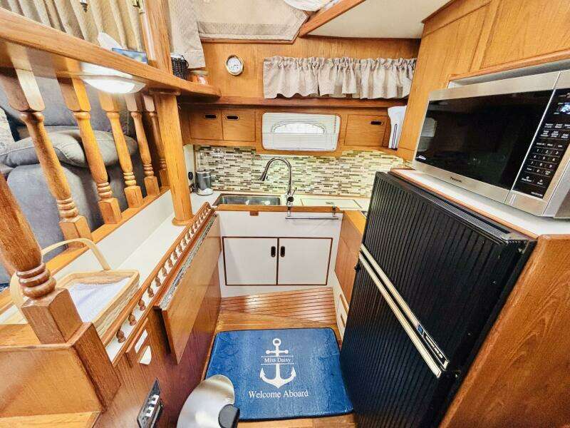 MISS DAISY 35ft President Yacht For Sale