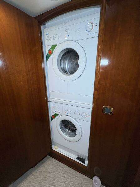 2004 Carver 56 Voyager