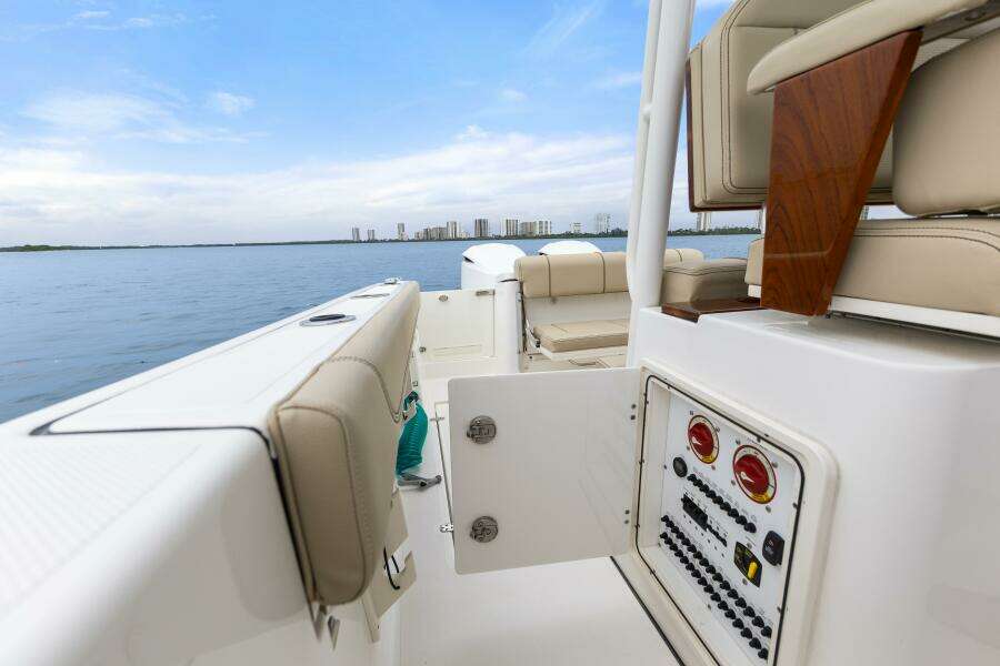LITTLE PERSPECTIVE 28ft Pursuit Yacht For Sale