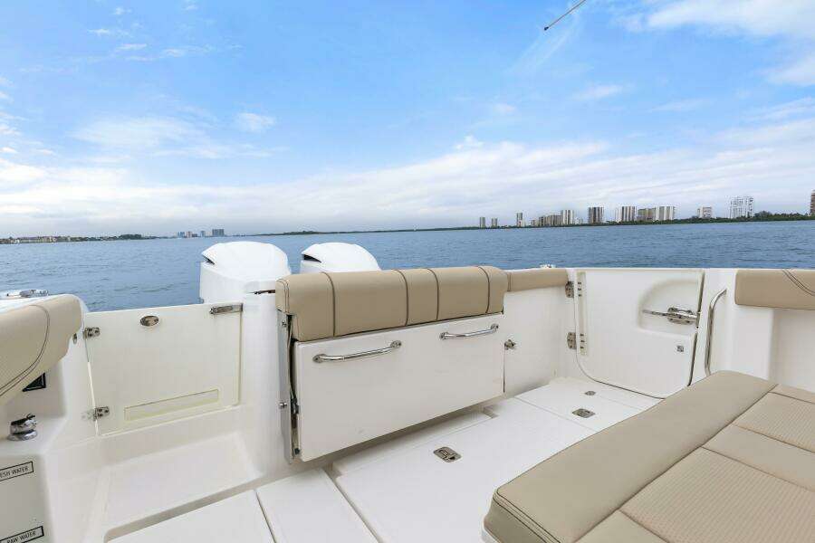 LITTLE PERSPECTIVE 28ft Pursuit Yacht For Sale