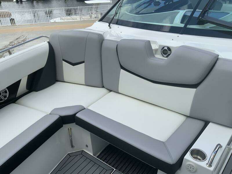 32ft Cruisers Sport Series Yacht For Sale 32ft Cruisers Sport Series Yacht For Sale