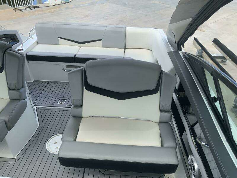 32ft Cruisers Sport Series Yacht For Sale 32ft Cruisers Sport Series Yacht For Sale