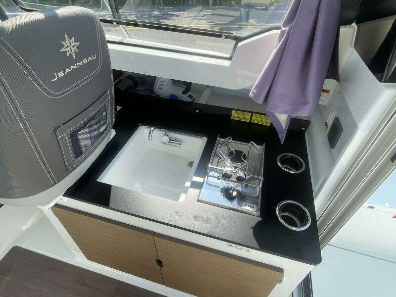 27ft Jeanneau Yacht For Sale