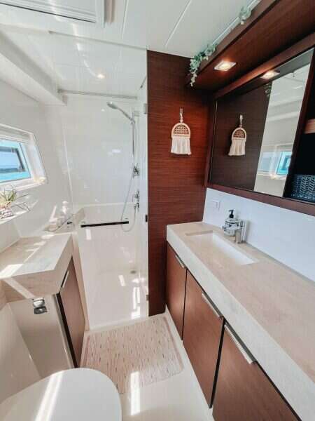 2023-lagoon-40-sail-9867159-20250709184638108-1.jpg