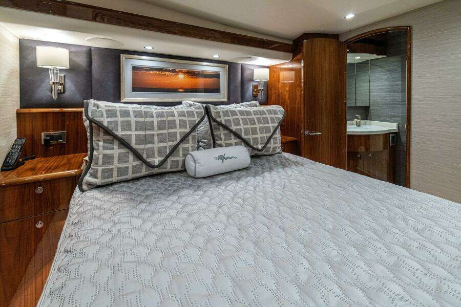 2021 Viking 58 Convertible 