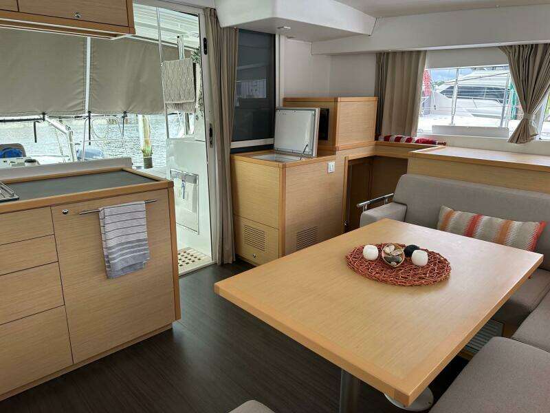 39ft Lagoon Yacht For Sale
