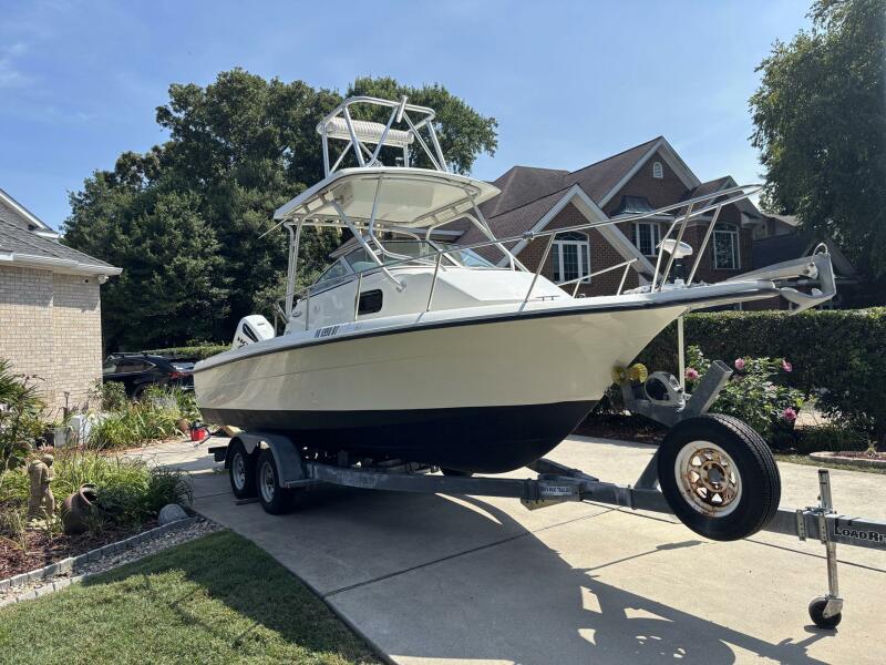 photo of 23' Hydra-Sports 230 Seahorse Walkaround 2000