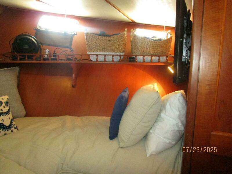 44' DeFever guest stateroom starboard